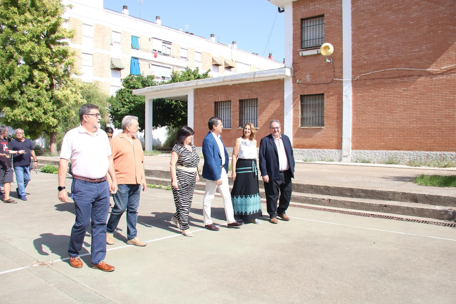 El alcalde, José María Bellido, visita el colegio Lucano junto a responsables de la UNED