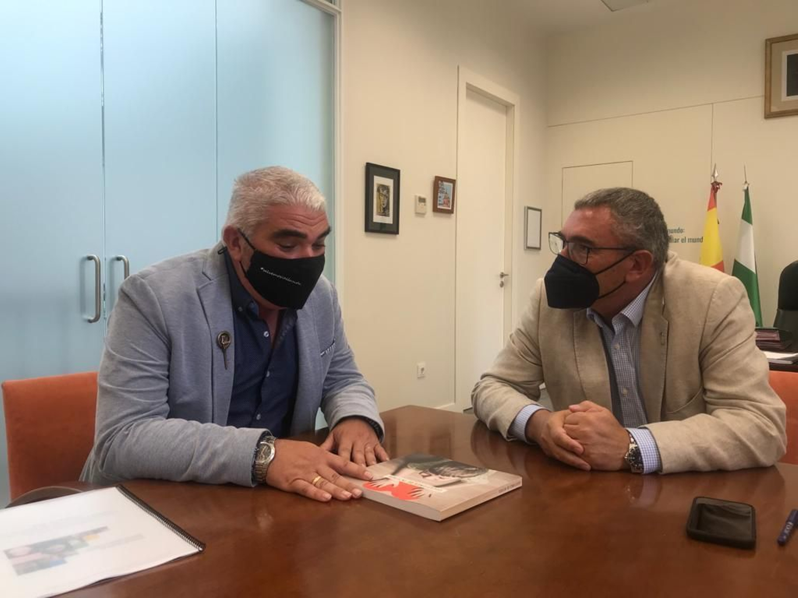 El profesor Francisco Cid con el delegado territorial, Miguel Andéu.