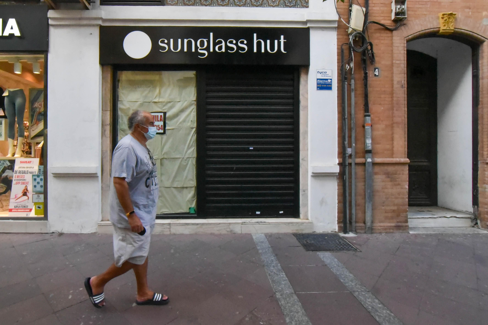 Un hombre con mascarilla camina por el centro de Algeciras.