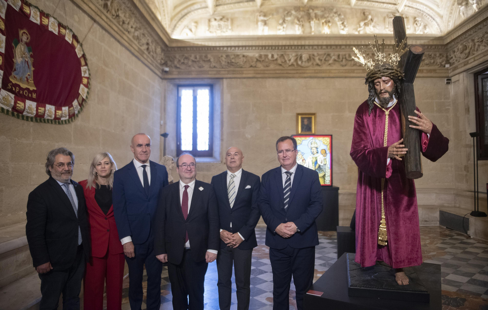 El ministro Iceta y el alcalde inauguran las exposiciones en el ayuntamiento para Semana Santa