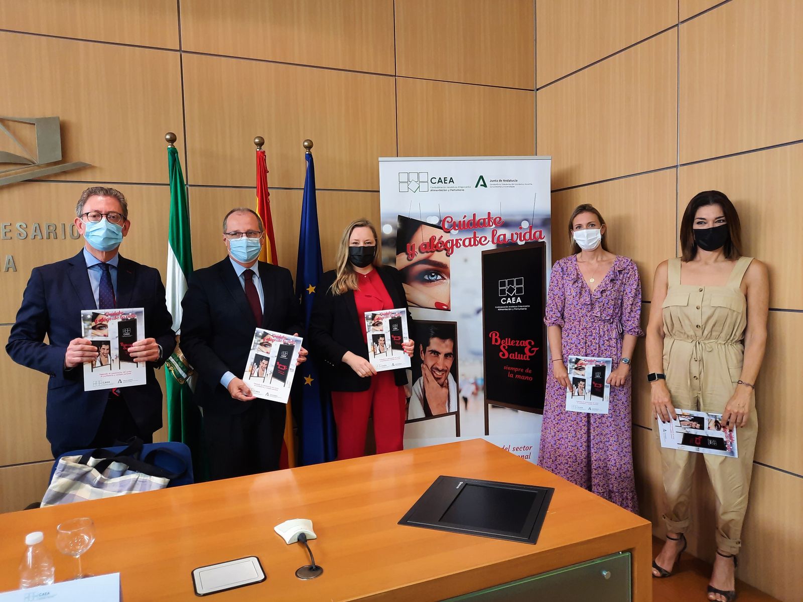 De izquierda a derecha: Rafael González, vocal de Perfumería de CAEA; Luis Fernández Palacios, secretario general de la CEA; Virginia González Lucena, presidenta de CAEA; Lorena Garrido, directora general de Comercio, y Raquel Revuelta, directora de la Agencia Doble Erre.