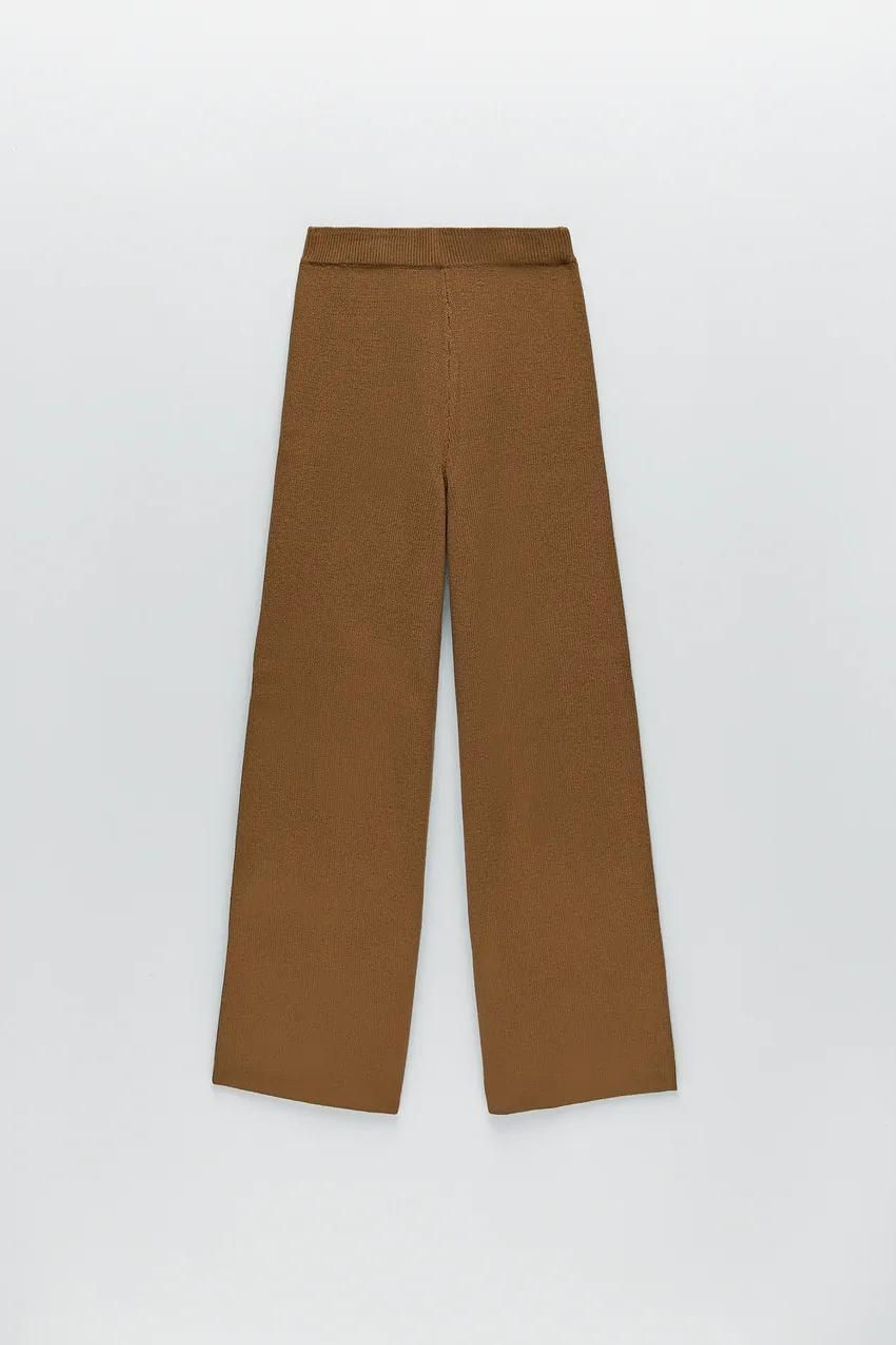 Pantalón de punto de Zara.