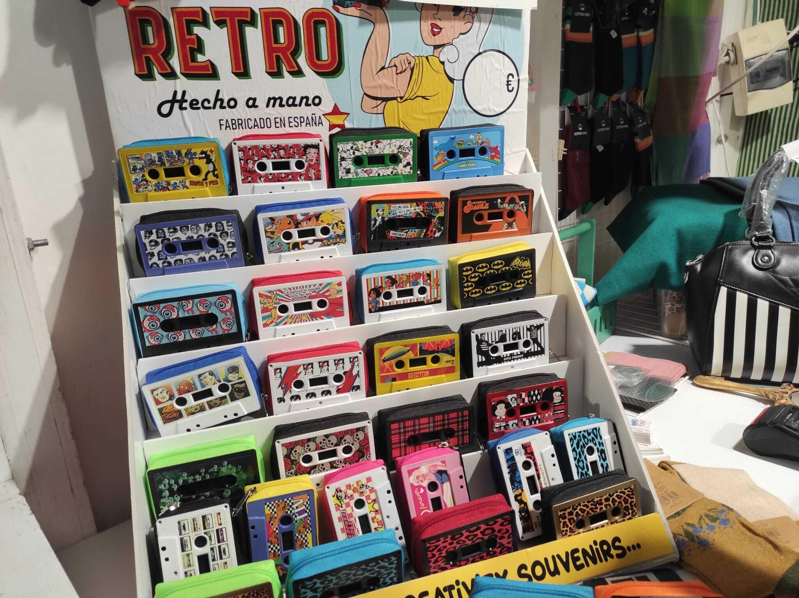 Si te va la estética retro, necesitas un monedero como estos.