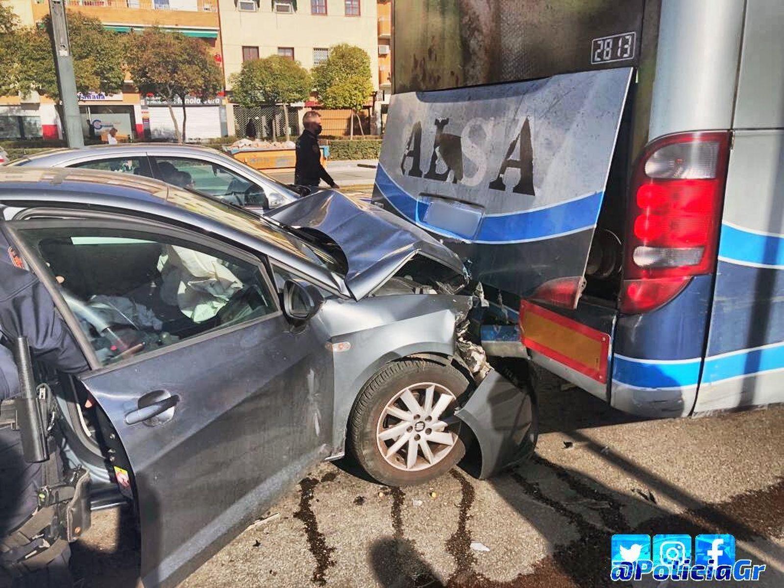 Un turismo choca contra un autobús en la avenida Juan Pablo II de Granada