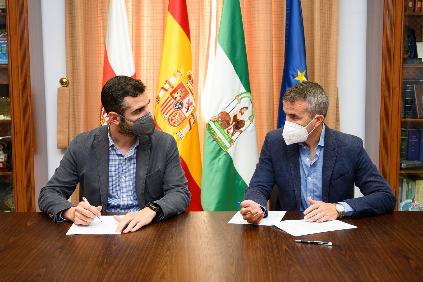El alcalde firma con el representante de la empresa constructora el contrato de obras de la Plaza de la Administración Vieja
