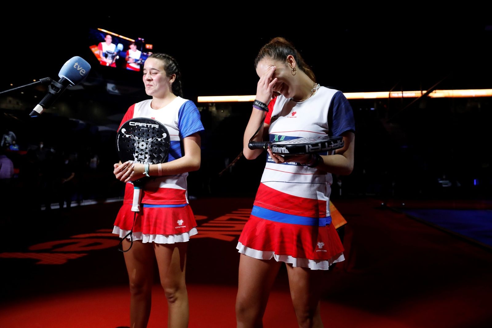 Las jugadoras de Pádel Priscila y Eudice Rodríguez festejan su victoria.