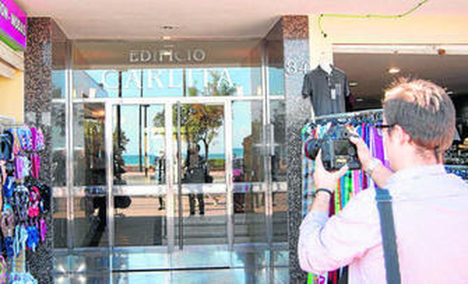 El portal del edificio donde se produjo el asesinato.