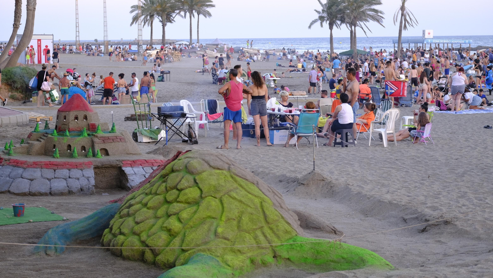 Imágenes de las hogueras de la Noche de San Juan en Almería capital