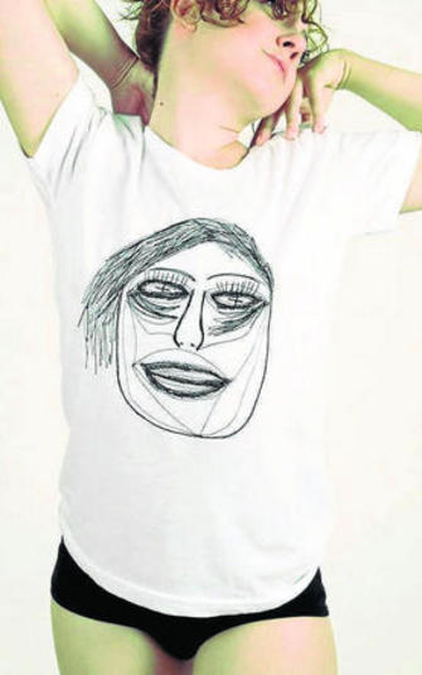 1. Prenda creada por la firma Debaga, que participa en la muestra de creadores independientes del próximo sábado. 2. Creación en tela de Zita (Zita Chocarro). 3. Alfileres elaborados por la artesana sevillana Cynthia Gordillo.