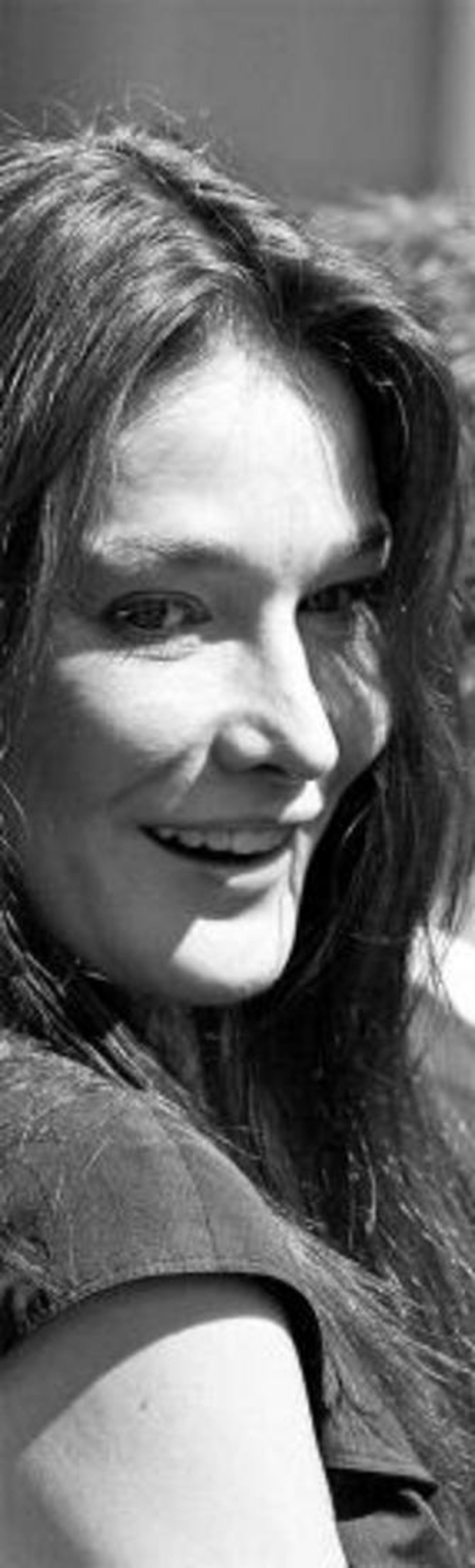 Carla Bruni se declara de izquierdas y desearía estar embarazada de Sarkozy