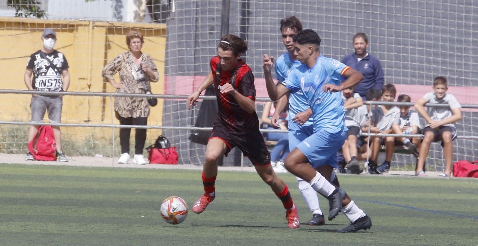 Rafa Álvarez es presionado por dos rivales.