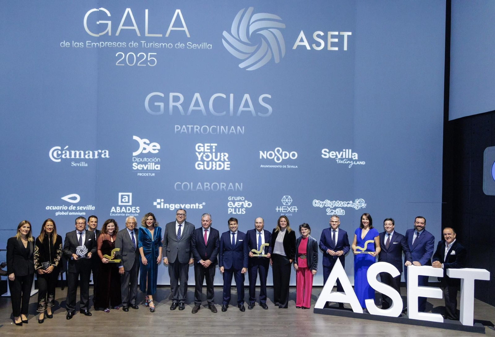Una foto de familia de la gala.