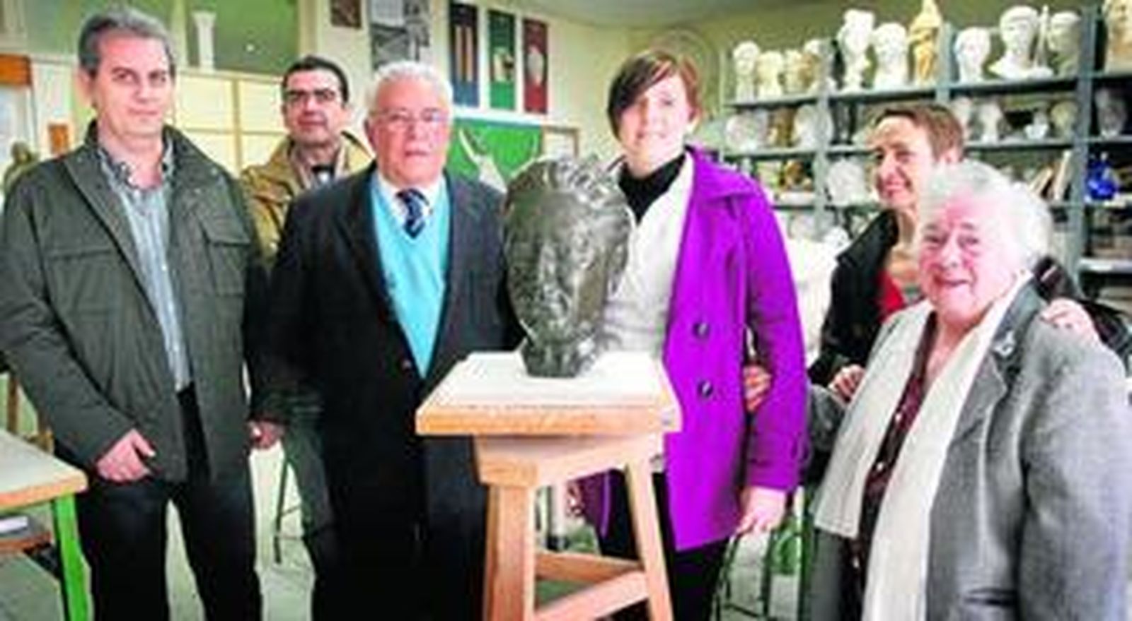 Domingo Martínez, Antonio Aparicio, Antonio Sanz, Aguasanta Marín, Saula Alegre y Carmeli Durán posan junto al busto ya en bronce, en la Escuela de Arte, durante la entrevista.