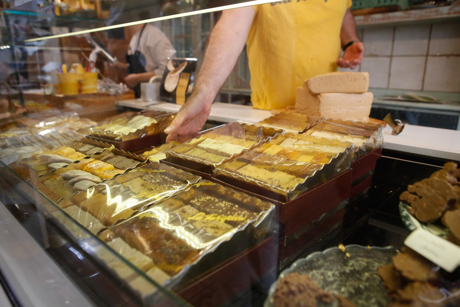La pastelería La Tarifeña prepara por Navidad sus famosas cajillas, turrones y roscones, en imágenes