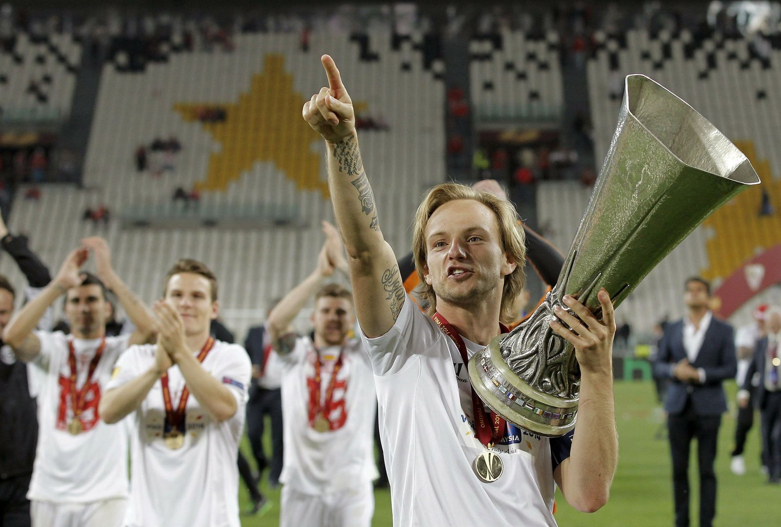 Rakitic sostiene la UEFA Europa League que ganó con el Sevilla en Turín, en 2014.