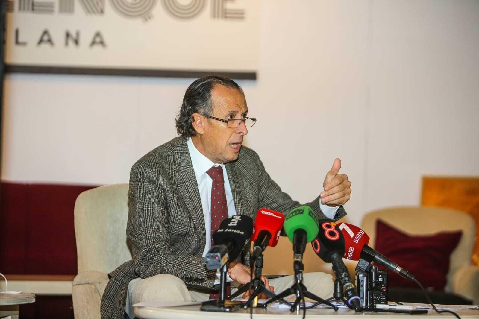 El alcalde de Chiclana, José María Román, durante su comparecencia ante los medios.