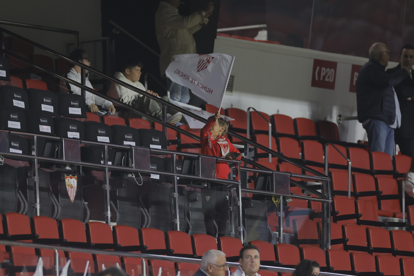 Búscate en las fotos del Sevilla-Arsenal