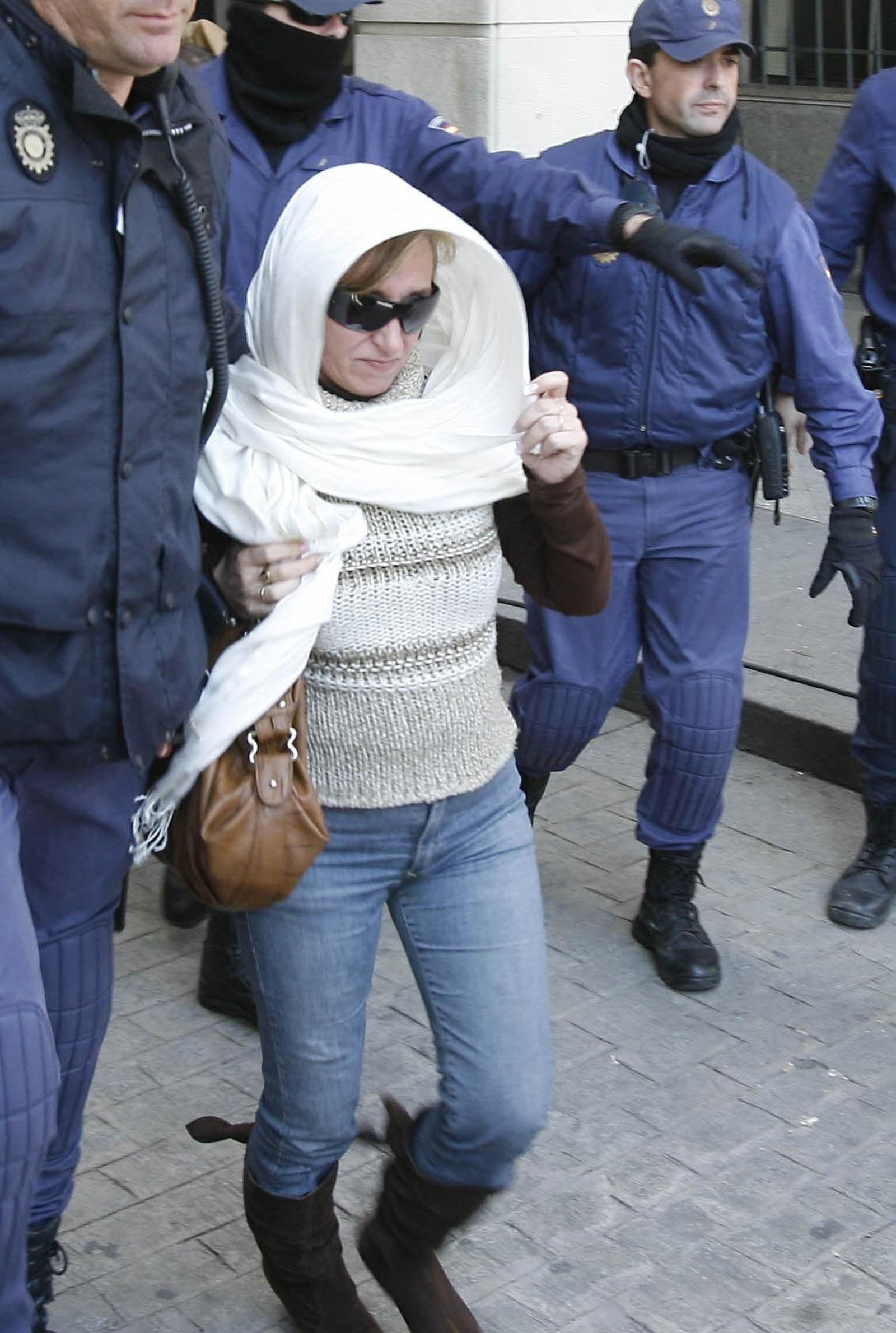 La madre del 'Cuco' a la salida de una vista preliminar por el caso Marta del Castillo.