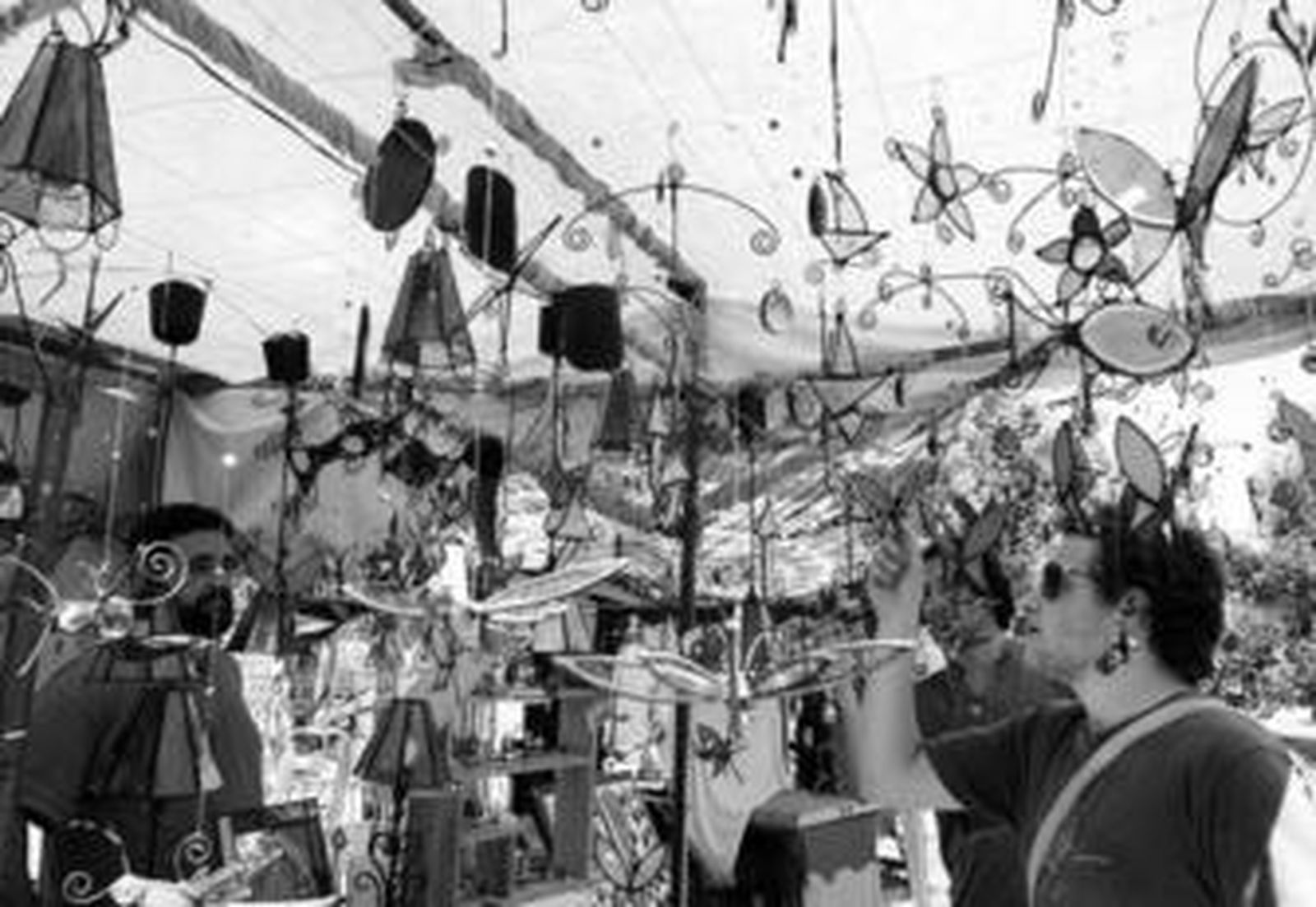 El puesto de figuras de vidrio y estaño de Javi, una artesano de Cabra, habitual en el encuentro.