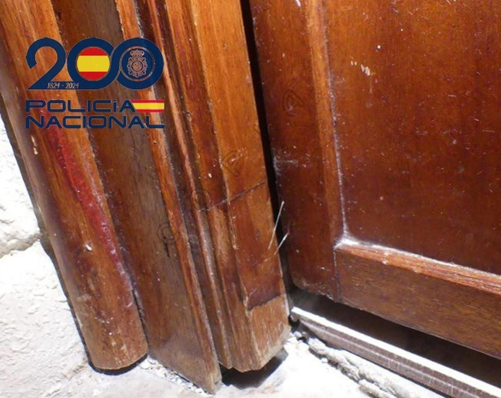 Puerta marcada con hilos de pegamento