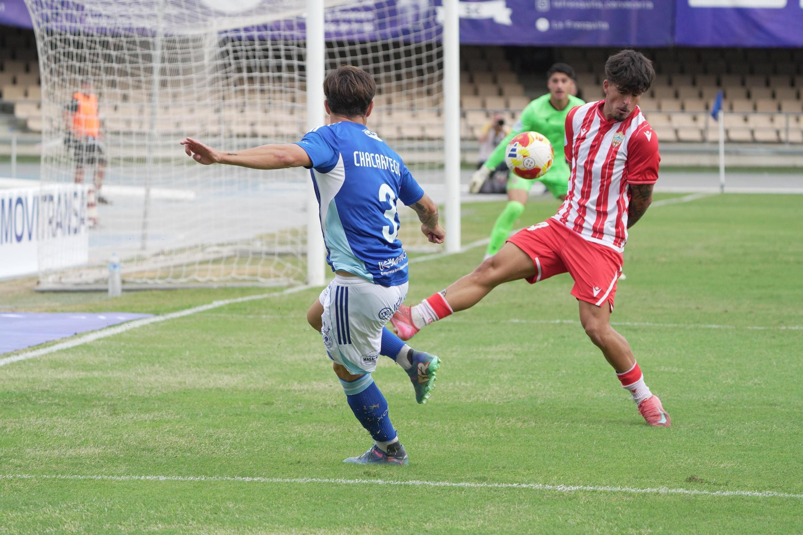 Luís Martins intenta taponar el centro de Chacartegui en el que acabó llegando el tanto de los xerecistas