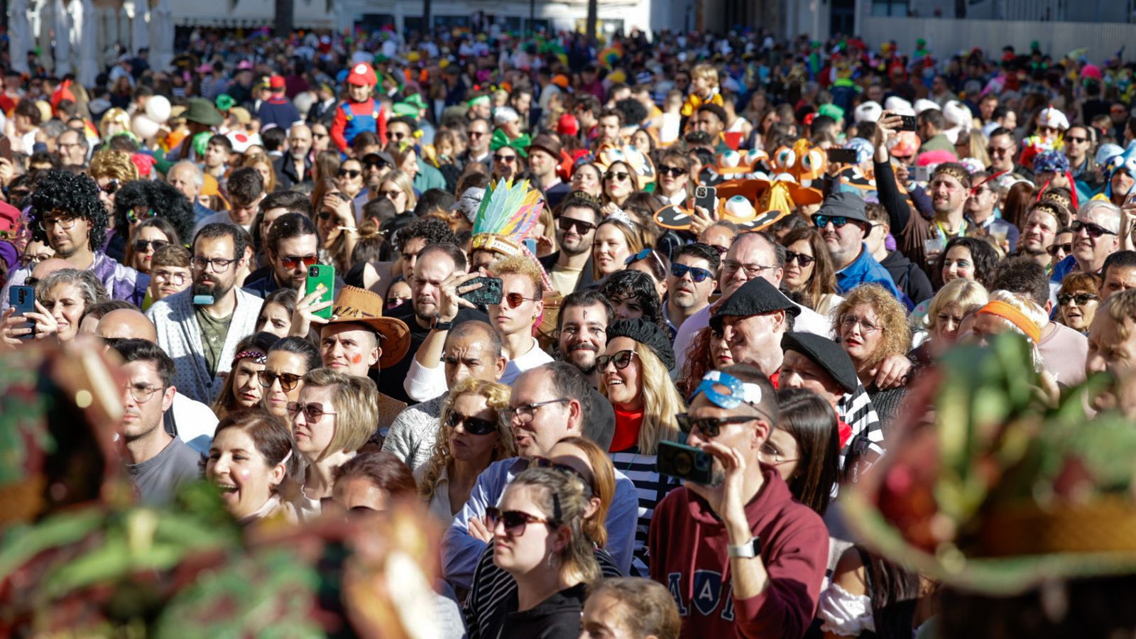 Así vive Cádiz su primer sábado de Carnaval 2025: búscate entre las imágenes del día en la calle