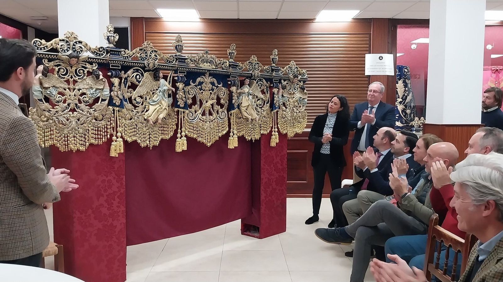 Presentación de uno de los paños laterales