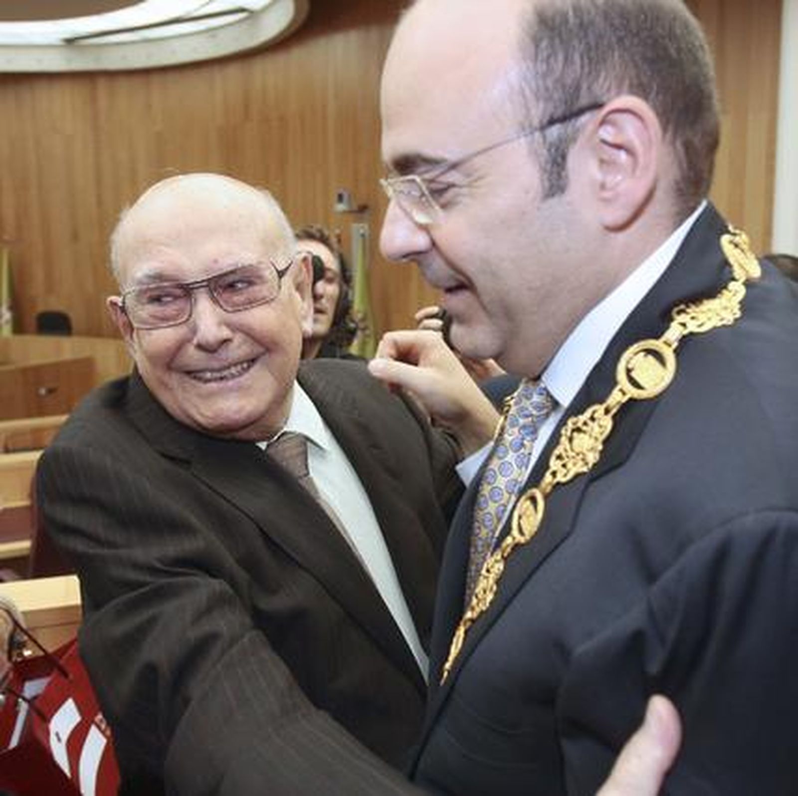 Sebastián Pérez es investido como nuevo presidente de la Diputación de Granada


Foto: Mar?de la Cruz