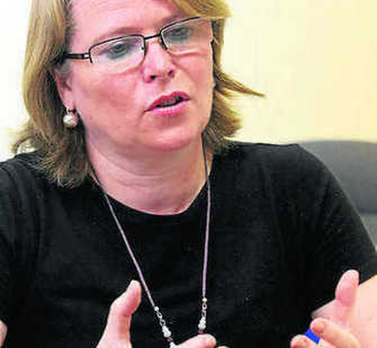 Karen Sanders junto al cartel del congreso internacional celebrado el jueves y viernes pasados.