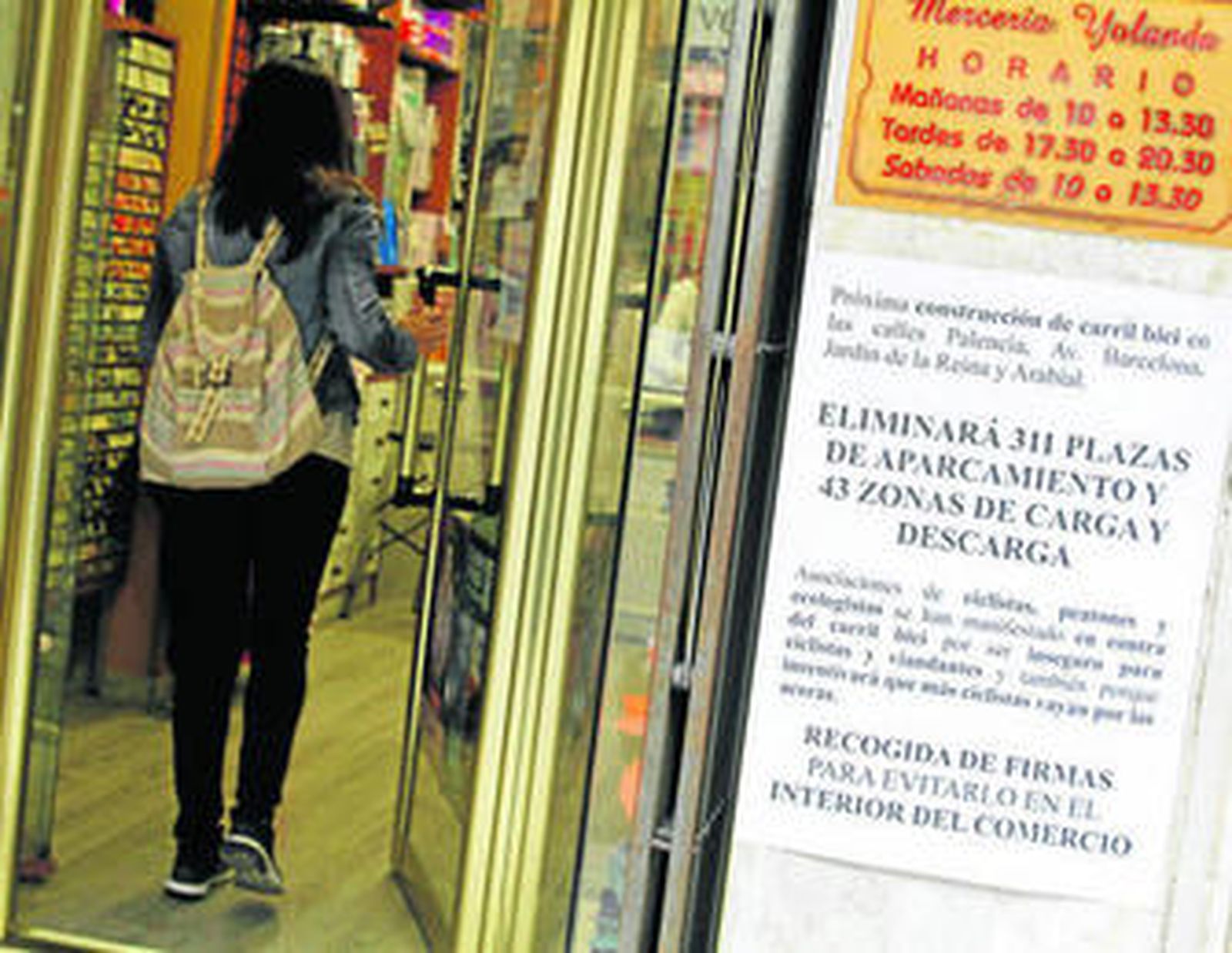 Los comerciantes anuncian la recogida de firmas en las puertas de sus establecimientos.