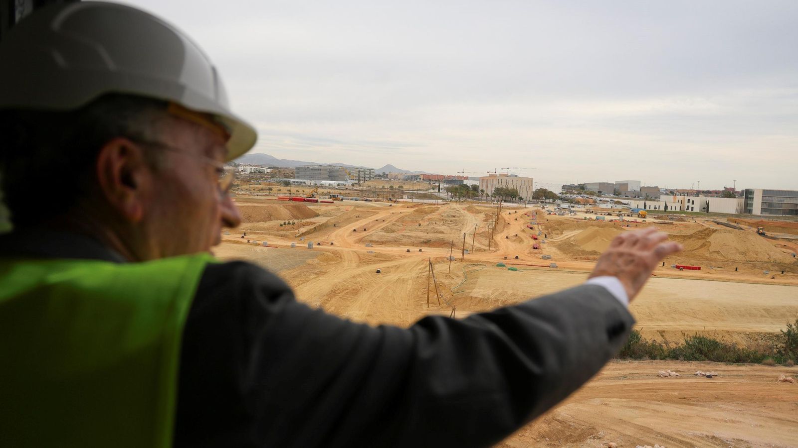 El alcalde, Francisco de la Torre, señala una zona en Teatinos donde se construirán más viviendas protegidas. El alcalde, Francisco de la Torre, señala una zona en Teatinos donde se construirán más viviendas protegidas.