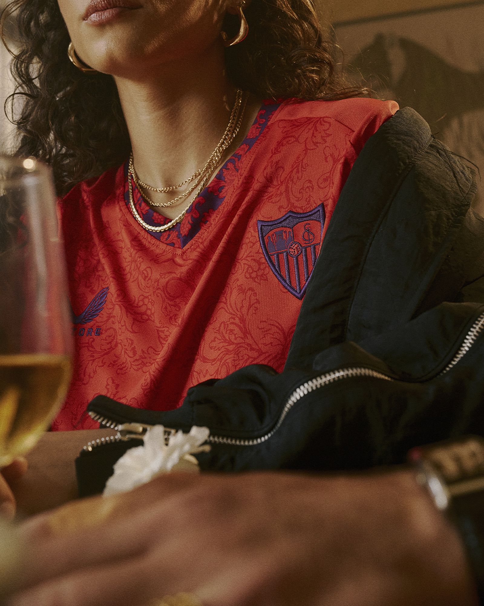 Detalle de la segunda equipación, roja con detalles morados.