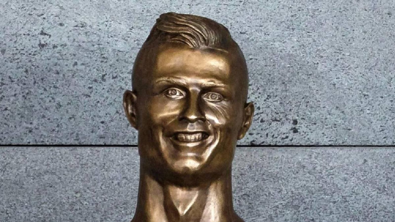 Busto de Cristiano Ronaldo en el aeropuerto de Madeira