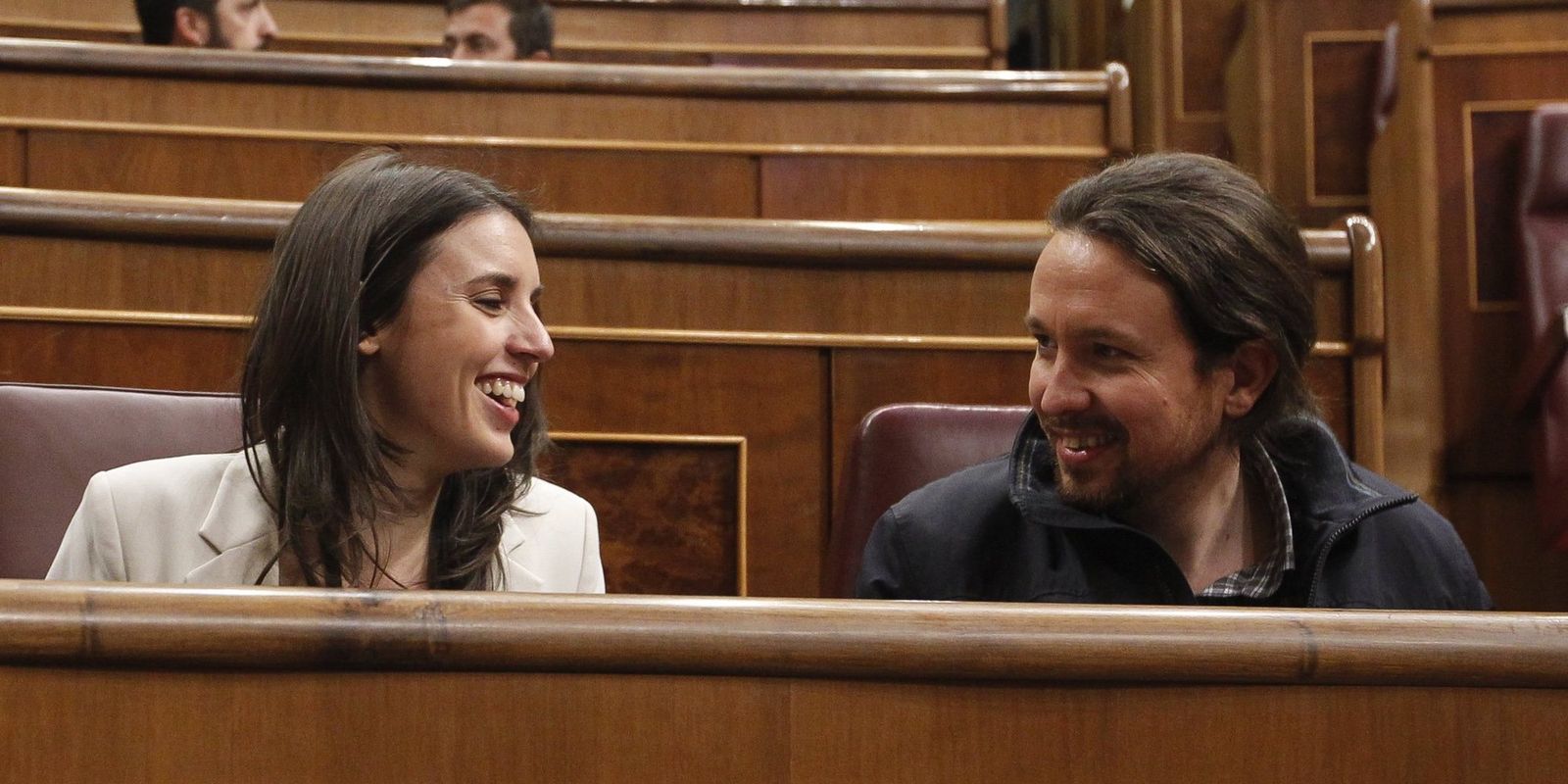 Pablo Iglesias e Irene Montero, en sus respectivos escaños en el Congreso, antes de ser él vicepresidente del Gobierno.