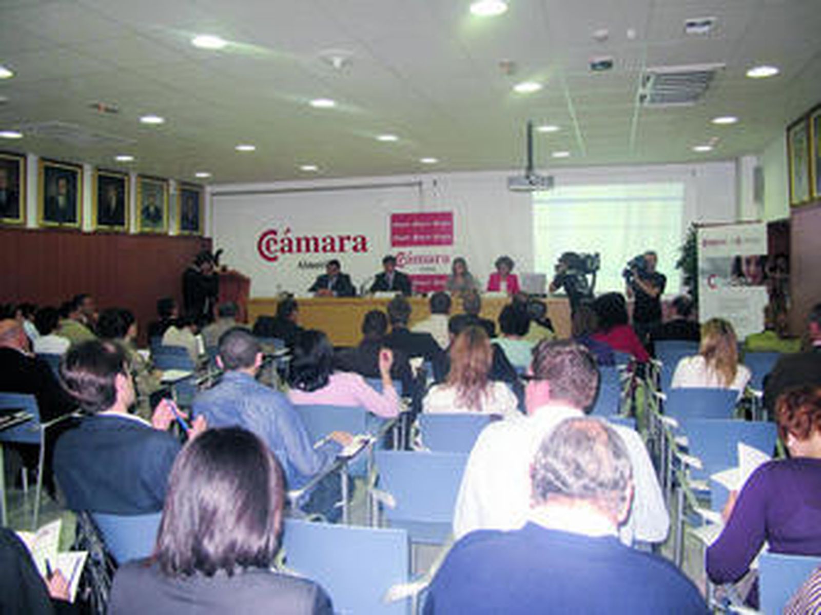 Un centenar de empresarios, en la jornada organizada por la Cámara.