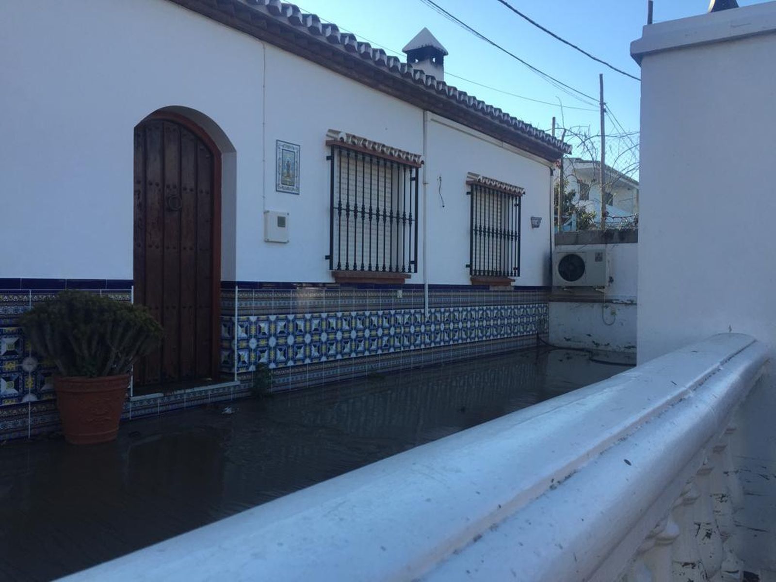Imágenes de la inundación de El Trapiche, en Vélez-Málaga, por la rotura de una tubería del pantano de la Viñuela.