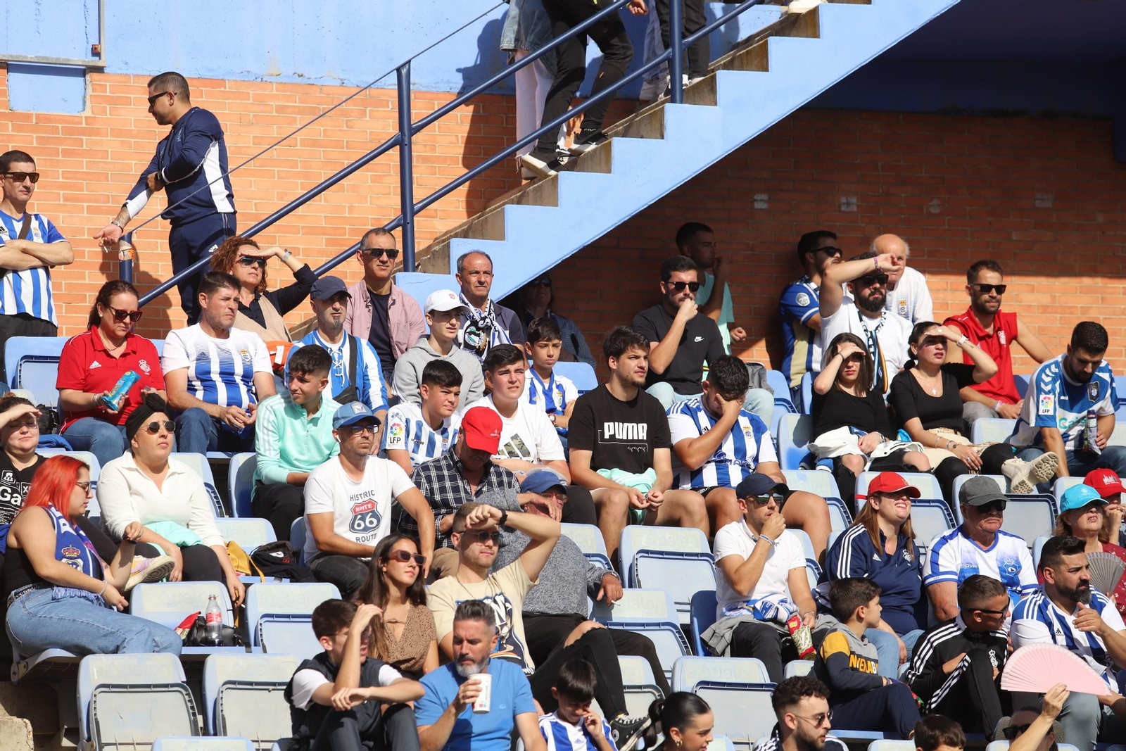 Imágenes del gran ambiente en el Nuevo Colombino para ver el  Recre-Burgos
