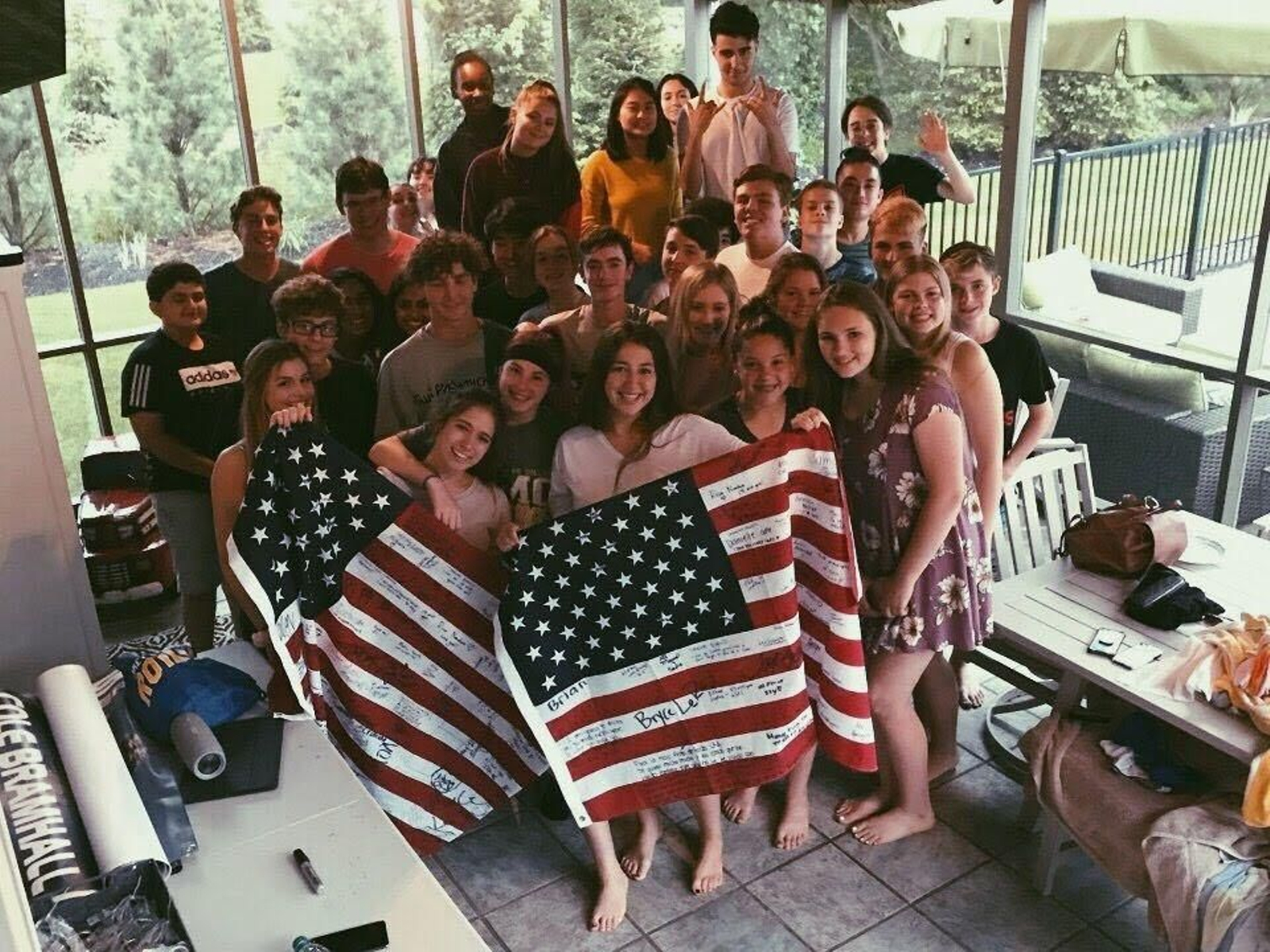 La joven Lucía Morales posa junto a compañeros de colegio.