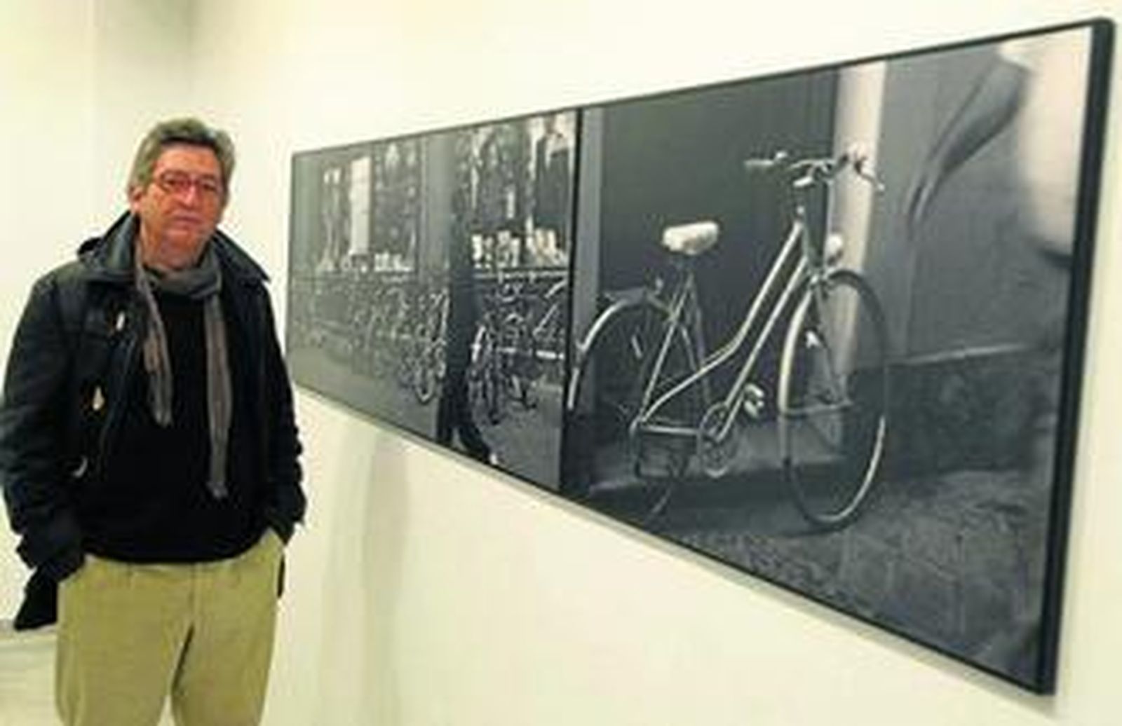 José Antonio Carmona Otero, junto a su serie 'Bicicletas', con fotografías tomadas en Jerez.
