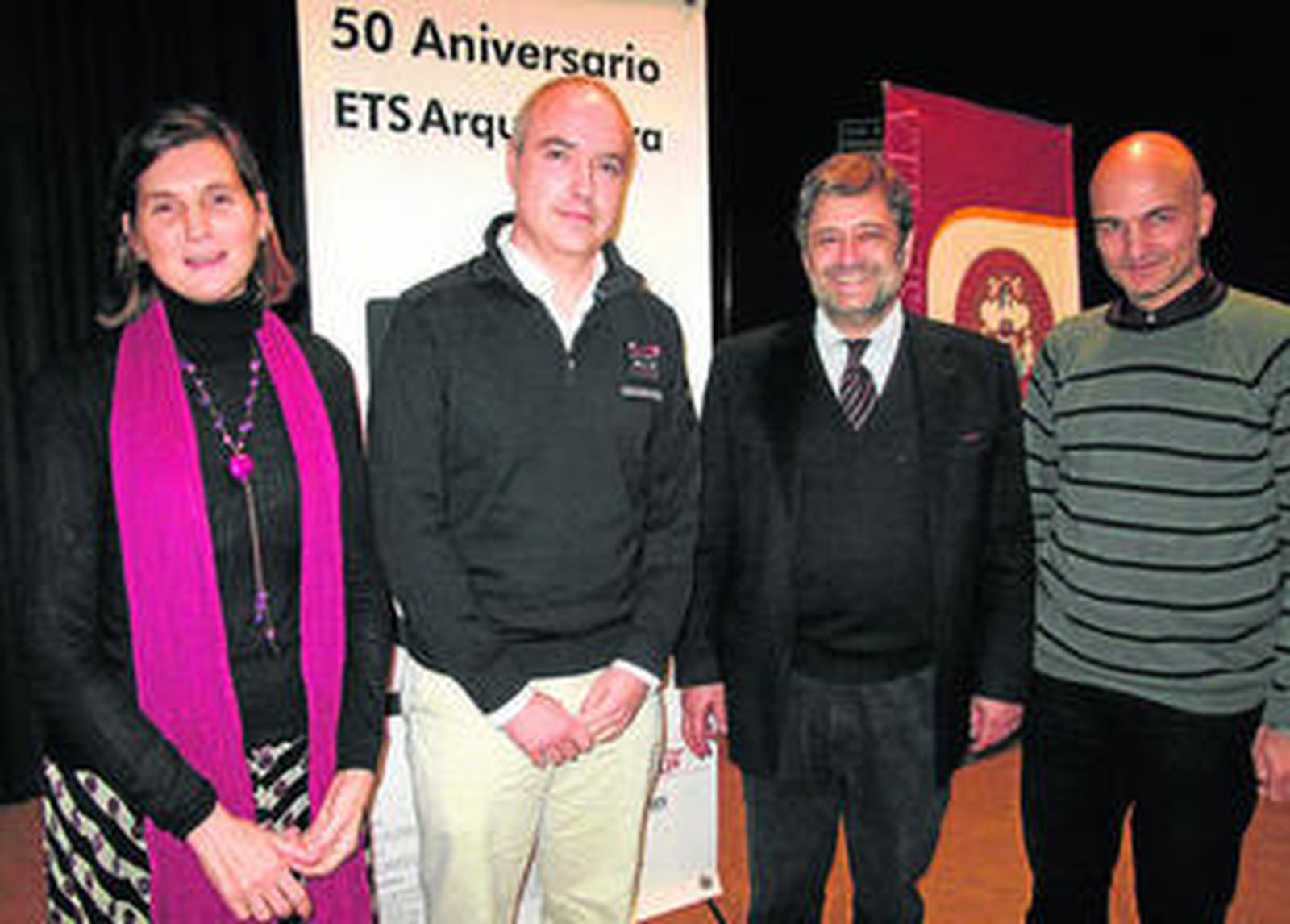 La profesora Fátima Pablo-Romero Gil-Delgado, coordinadora del ciclo 'Nuestros maestros';  el catedrático de  Teoría de Composición Carlos García Vázquez, presentador de la conferencia; el arquitecto y ponente Víctor Pérez Escolano, y Esteban de Manuel Jerez, comisario del 50 aniversario de la ETSA y subdirector de Cultura de la Escuela.