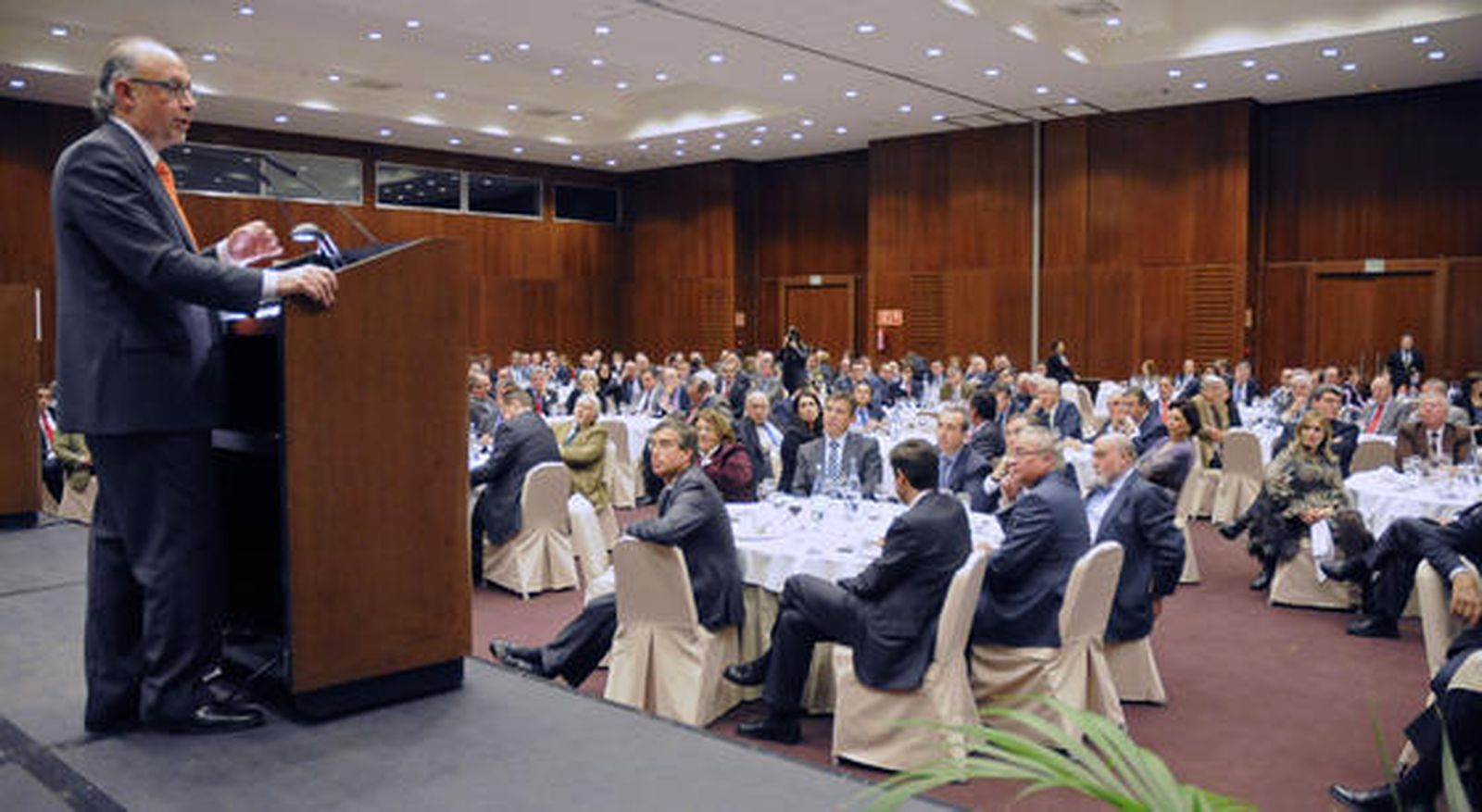 Cristóbal Montoro se dirige al auditorio al comienzo de su intervención en el Foro Joly celebrado ayer en Sevilla. / Reportaje gráfico: Juan Carlos Vázquez y Victoria Hidalgo