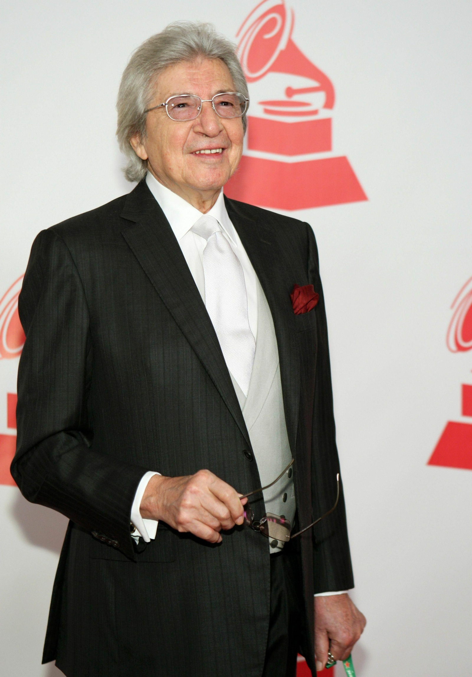 Manuel Alejandro, durante la entrega del Grammy a su trayectoria en 2011. Manuel Alejandro, durante la entrega del Grammy a su trayectoria en 2011.