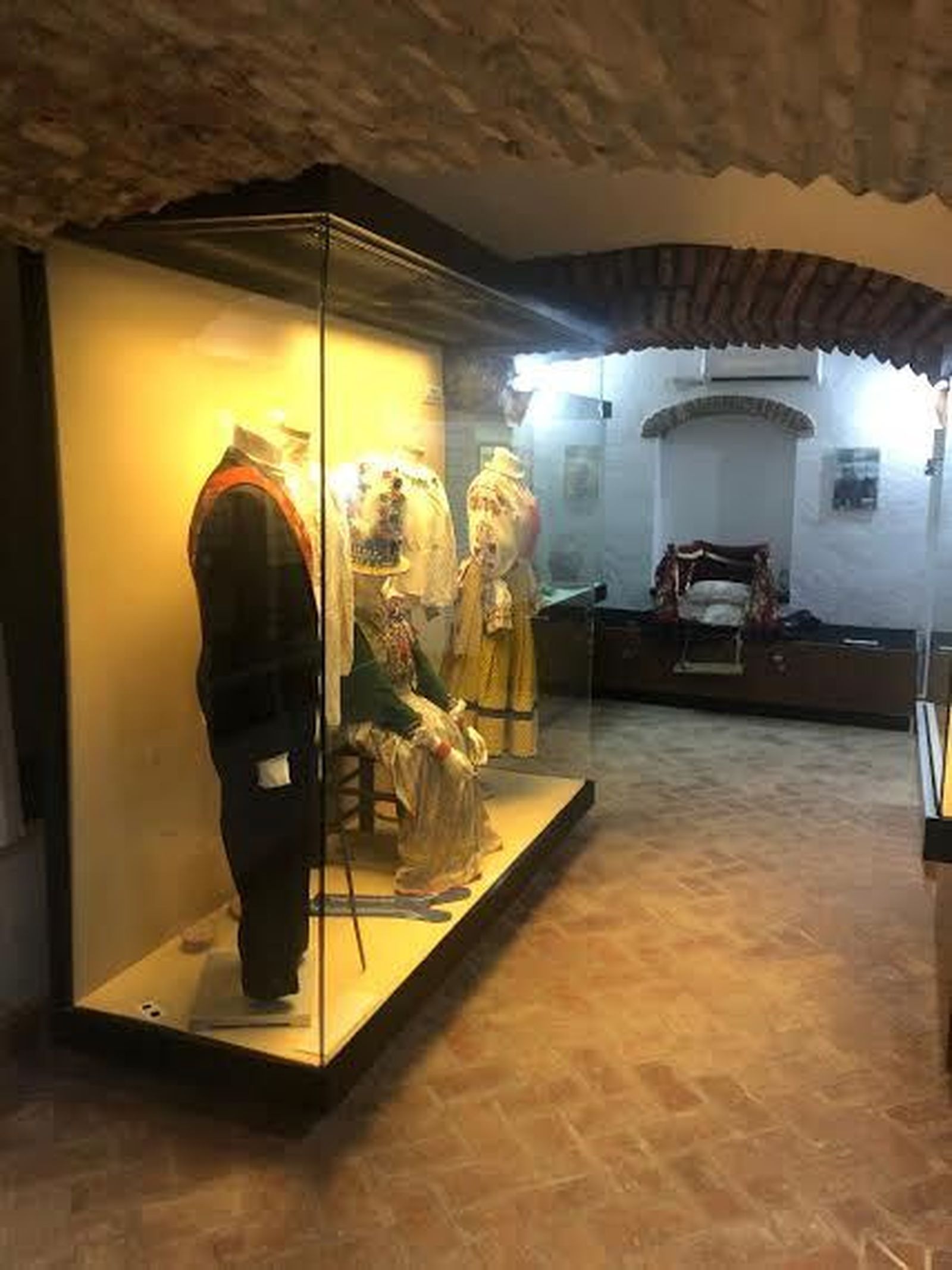 Vitrina con el traje de la jamuguera