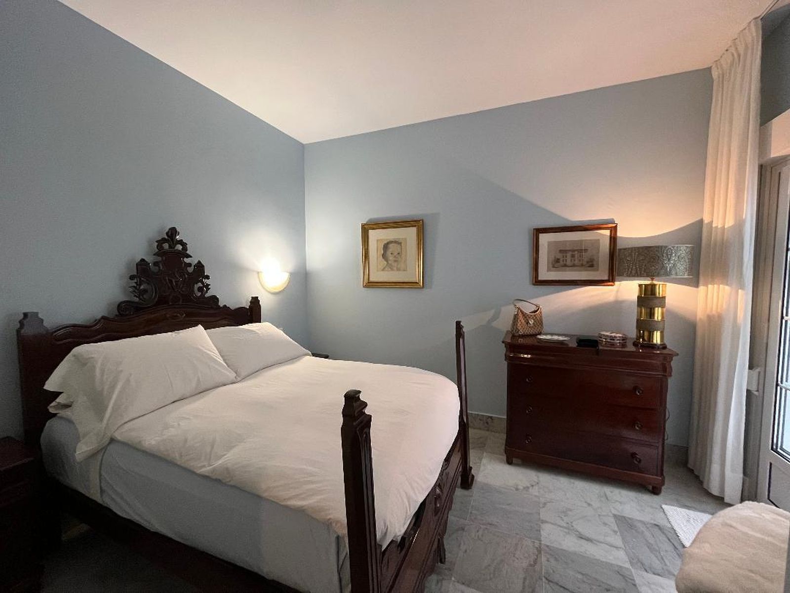 Dormitorio principal. La cama de caoba de finales del siglo XIX ocupa gran parte de la estancia.