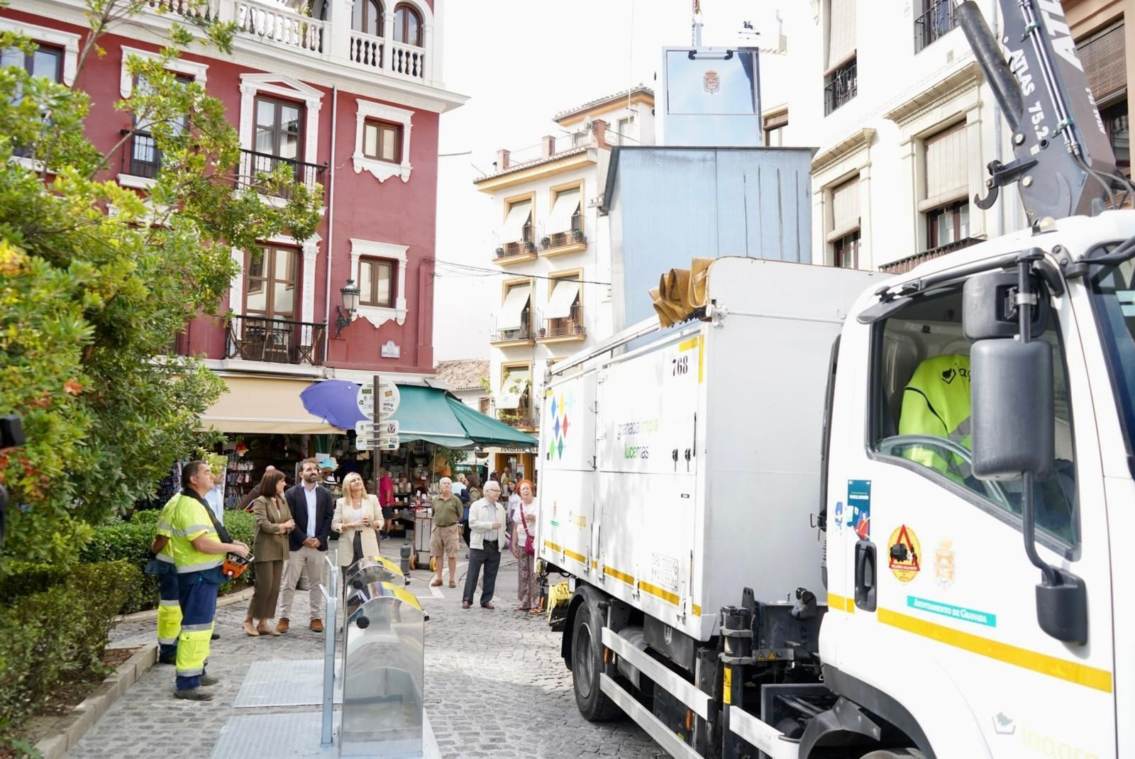 Operarios de Inagra muestran el funcionamiento de los nuevos contendores.