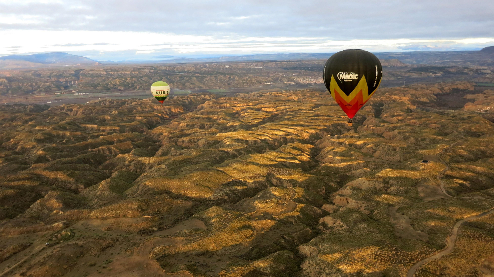 Las vistas del Geoparque de Granada desde un globo aerostático, en imágenes