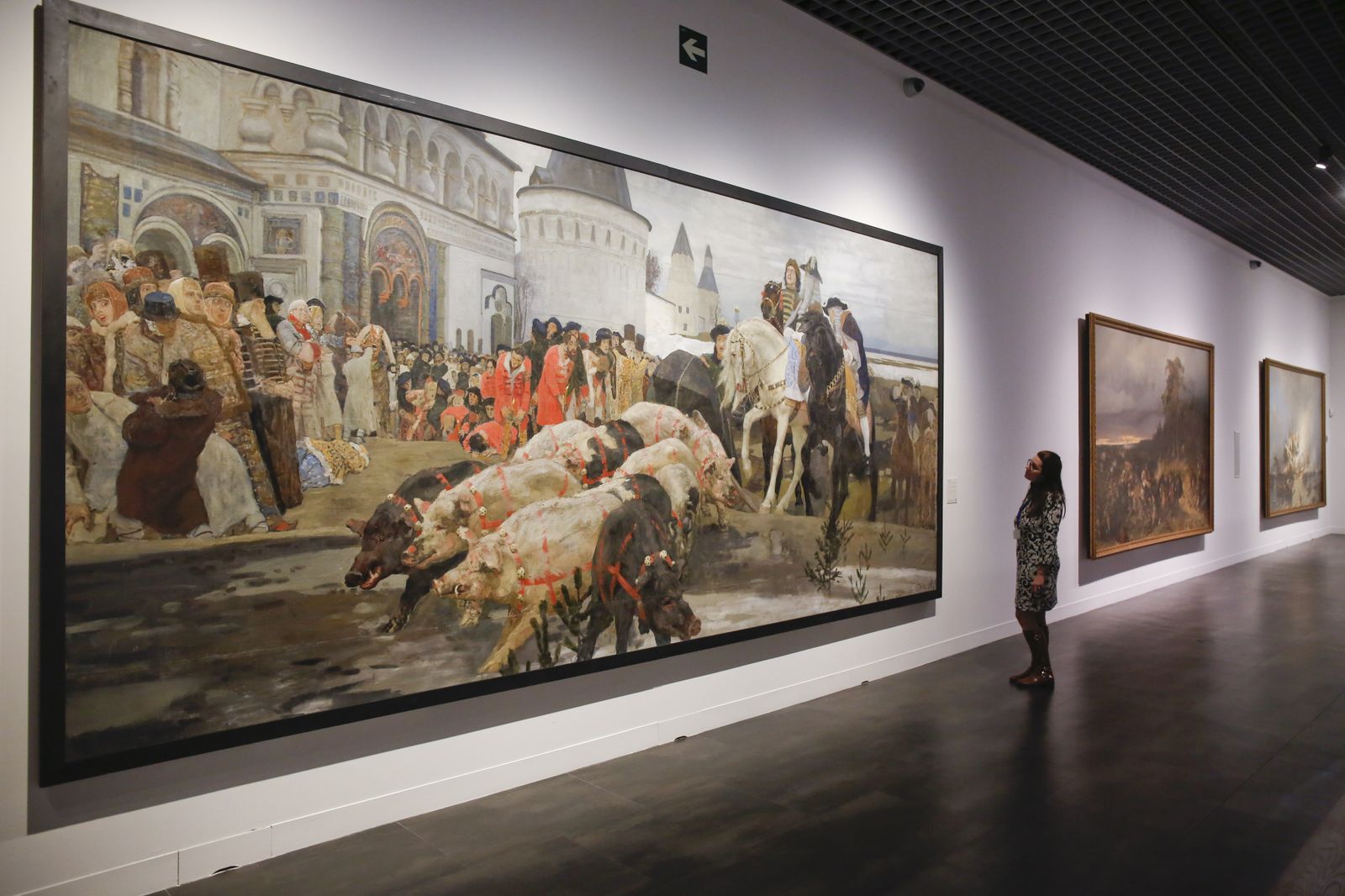 Visitante en una exposición del Museo Ruso San Petersburgo.