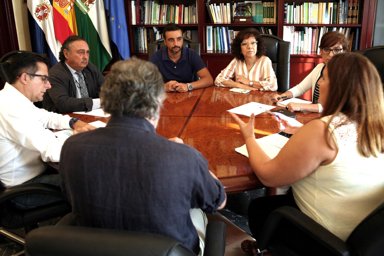 Un momento de la reunión con representantes municipales.