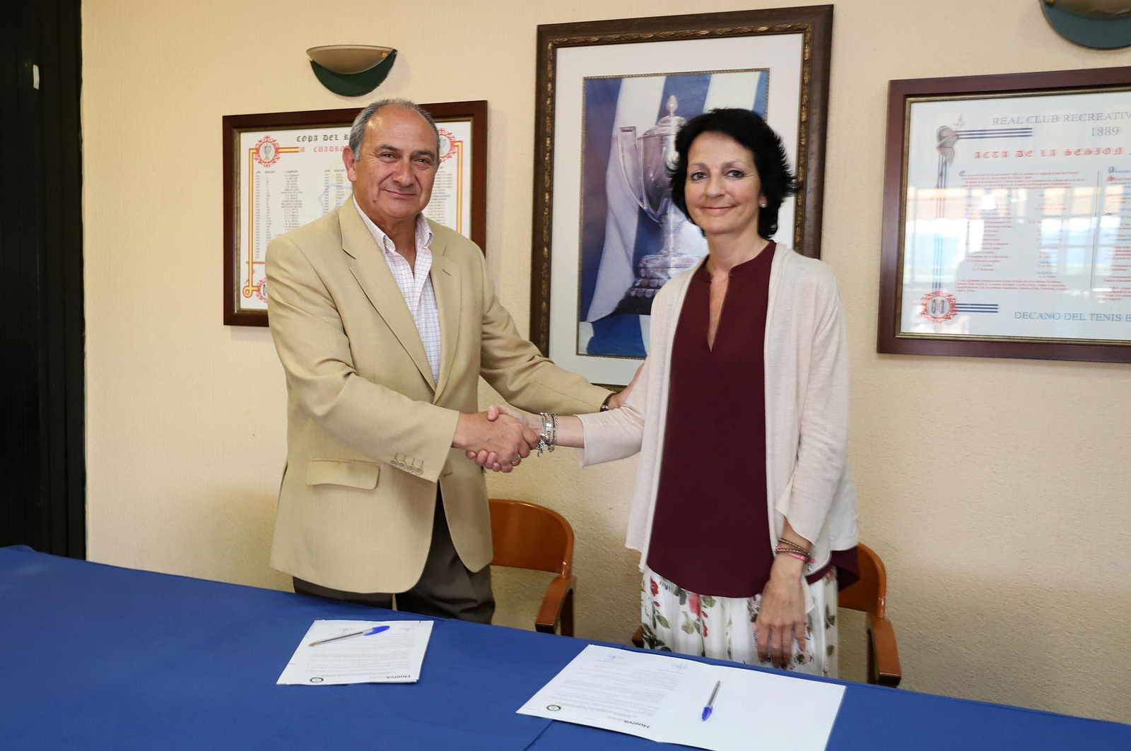 Jesús Jiménez y Ana Vives estrechan sus manos tras la firma del convenio.