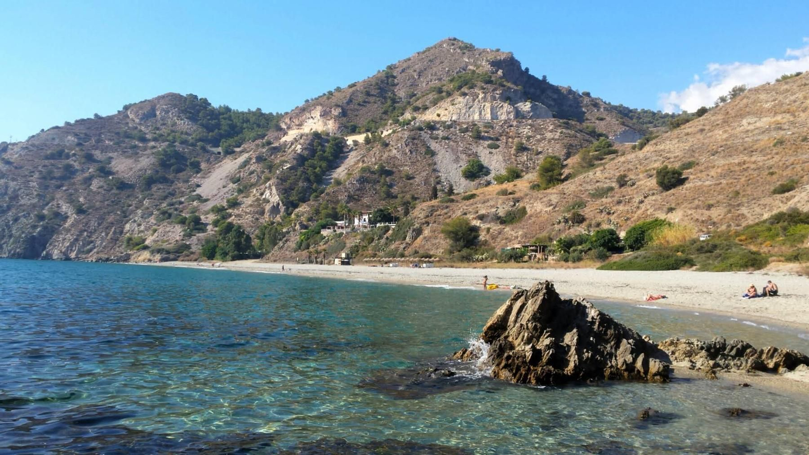 La popular cala del Cañuelo, en Nerja.